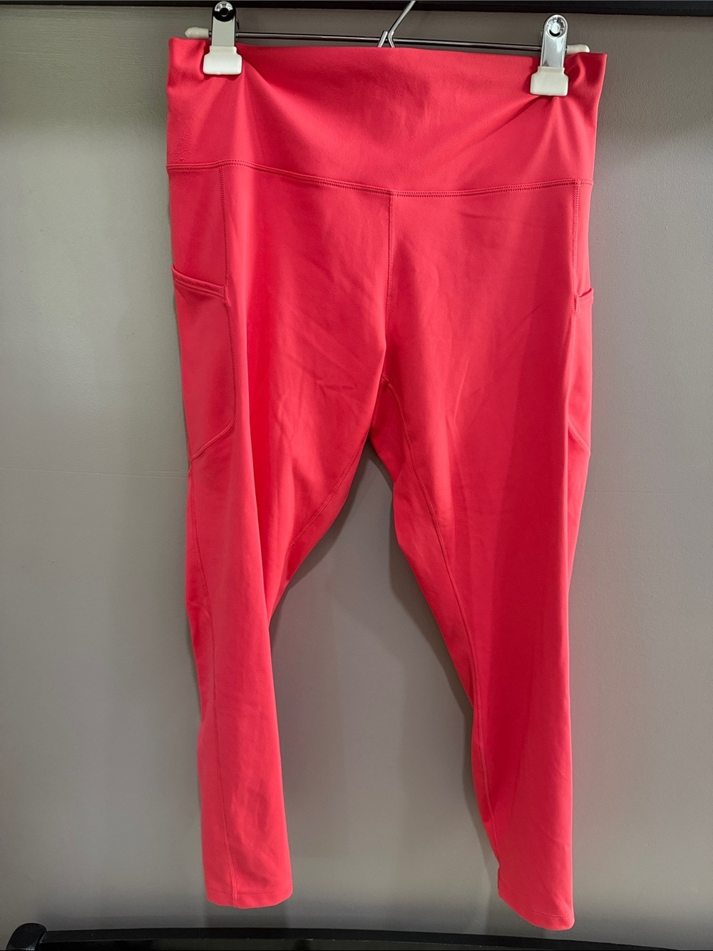 High-Waist Coral Active Leggings with Side Pockets XL